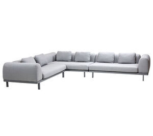 L-formet modulsofa i lys grå med ryghynder og korte ben. Enkel og lavprofil design.